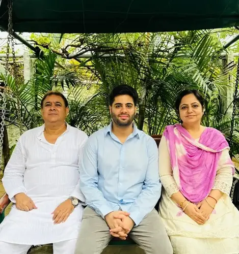 rishi-athwani-with-parents