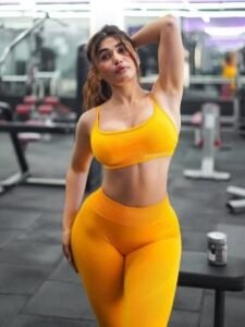 Soniya-Singh-Khatri-doing-workout-in-her-gym(1)